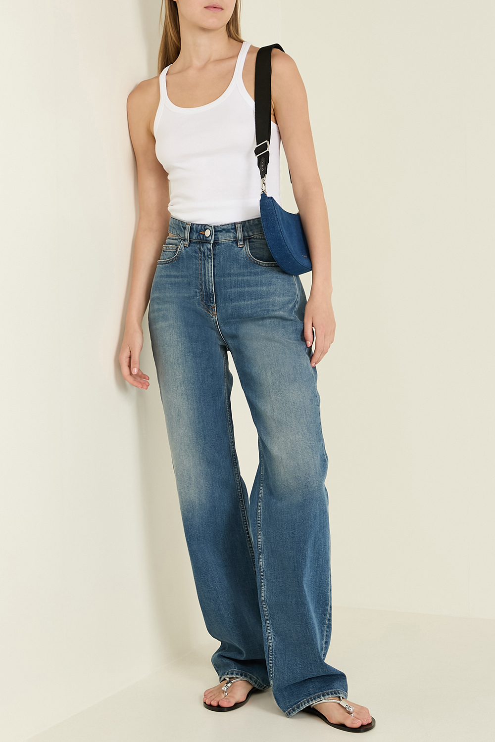 מכנסי ג'ינס קאט-אאוט